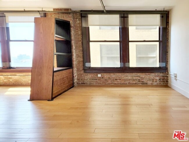 Building Photo - 460 S Spring St