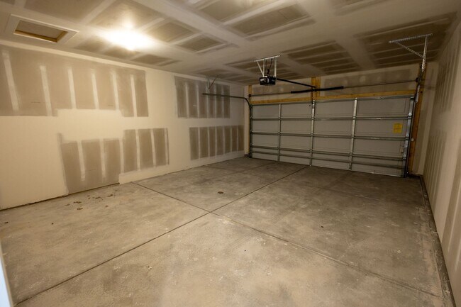 Building Photo - 804 N Custer St