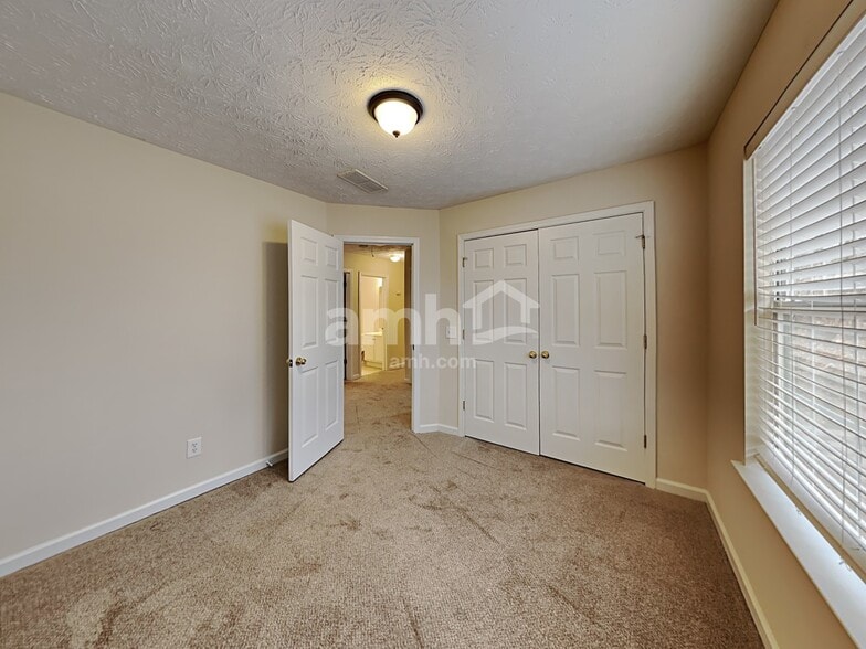 Building Photo - 6035 Savannah Dr