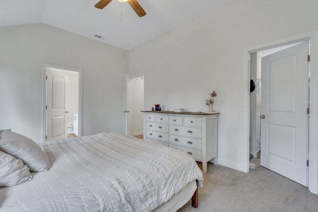 Building Photo - AVAILABLE NOVEMBER (PET FRIENDLY)