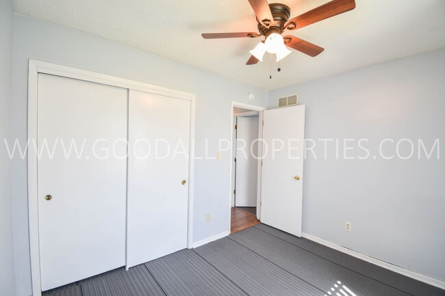 Building Photo - 2 Bedroom 1 bath duplex with unfinished basement near Merle Hay Mall