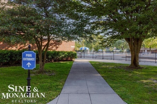 Building Photo - 744 Trombley Rd