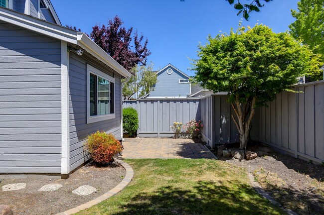 Building Photo - 3 Bed / 2.5 Bath bright and spacious home ...