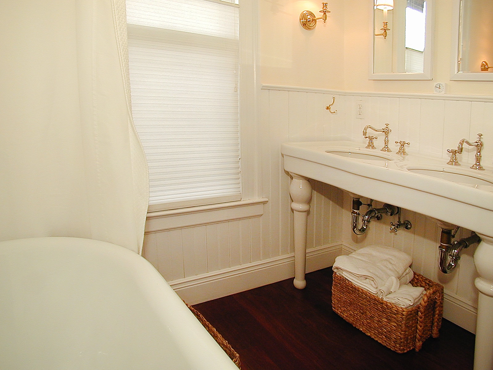 Double vanity, mahogany floors - 195 Bishop St.