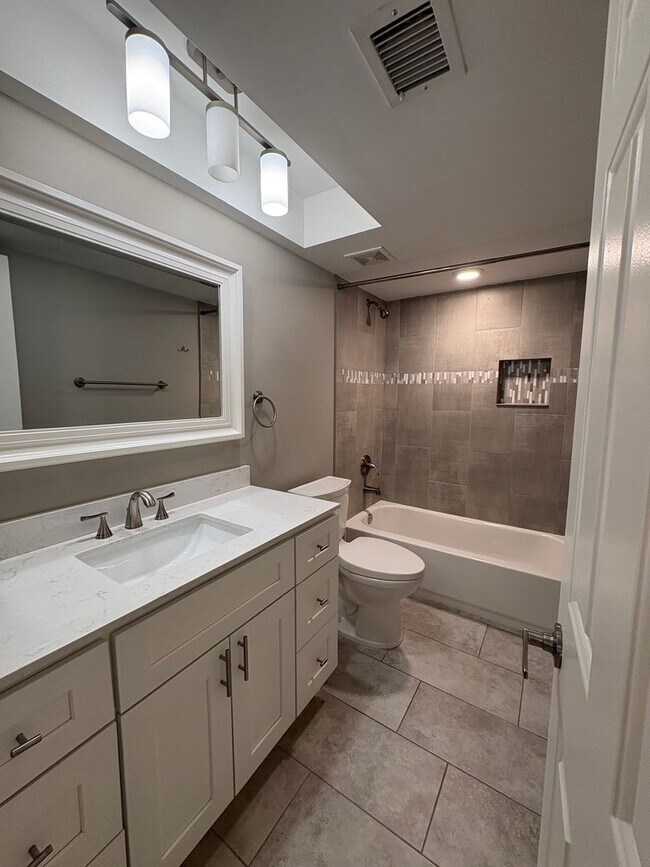 Building Photo - 2Bed/2Bath Townhouse in North Scottsdale! Ready for Immediate Move-In! -- 2 CAR GARAGE!