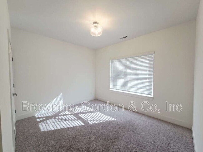 Building Photo - 700 N Dupont Ave