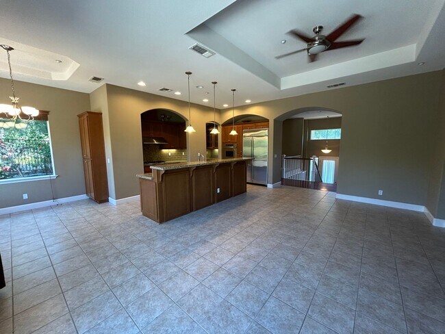 Building Photo - Luxurious and Spacious 5 Bedroom in Gilroy