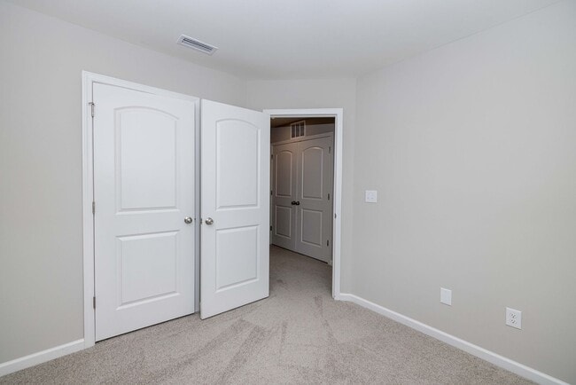 Building Photo - BEAUTIFUL 3BD/2.5BTH Townhome - MALLARD CREEK - AVAILABLE MAY/JUNE 2026