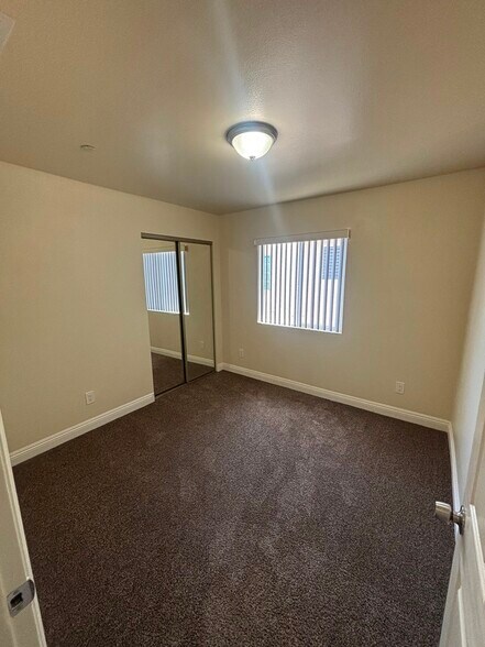 Building Photo - 728 W 56th St
