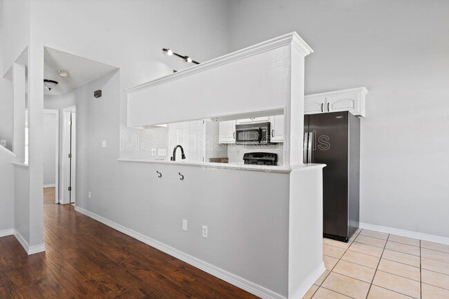 Building Photo - 12206 Breezeway Cir