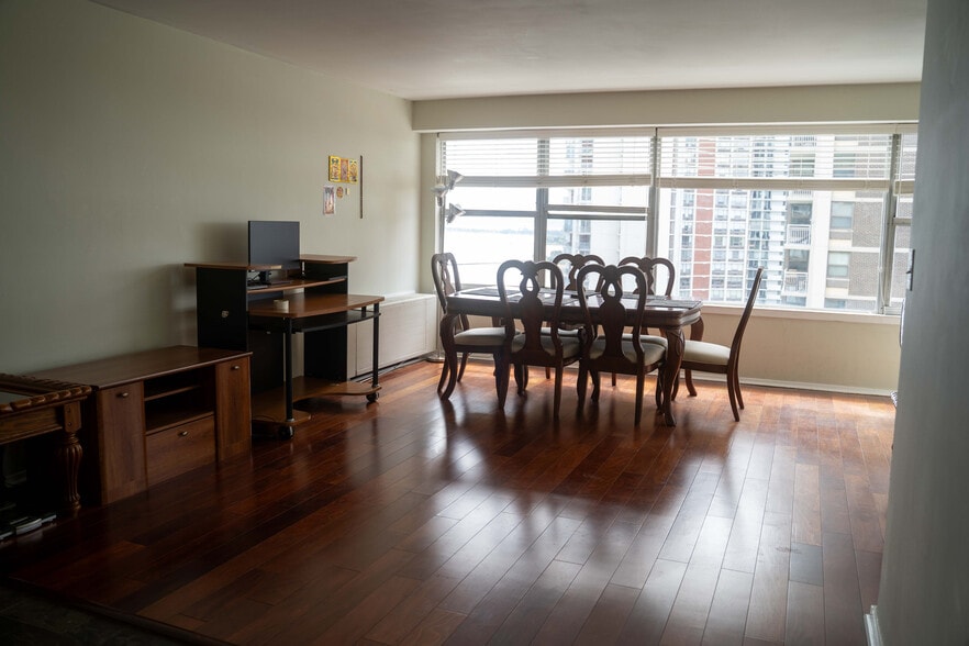 Building Photo - 6157 N Sheridan Rd