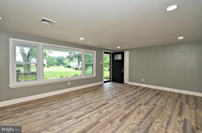 Building Photo - 205 Maple Ave