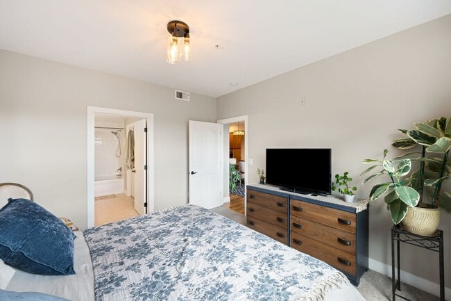 Building Photo - 1BD Jefferson Park Condo with Office and Parking Spot