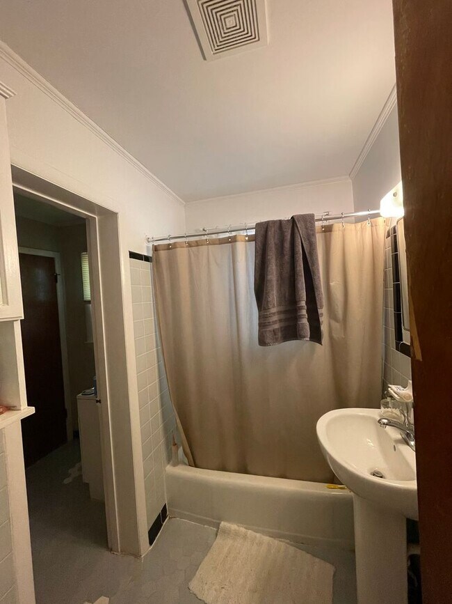 Building Photo - Knottingham Home Available