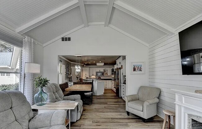 Building Photo - 561 Russell Rd