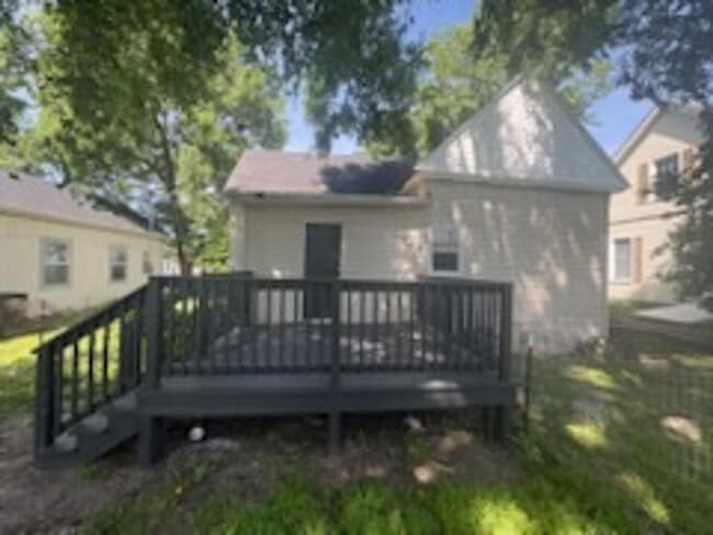Building Photo - 2 Bed 1 Bath Home