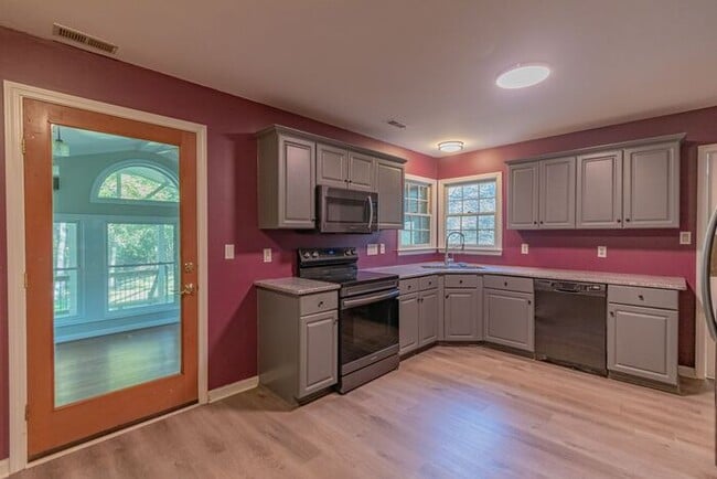 Building Photo - Beautiful 4-bedroom 2.5 bath home in desirable Brownes Ferry subdivision