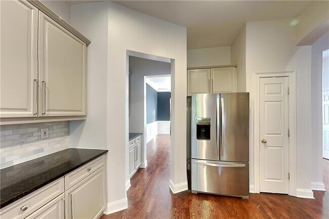 Building Photo - 3008 Montclair Cir SE