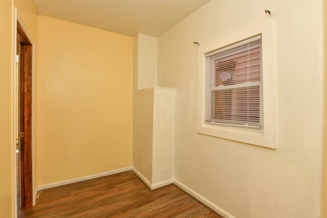 Building Photo - 208 4TH St