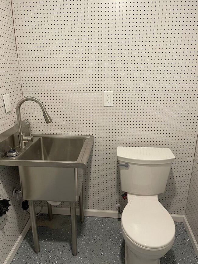 Building Photo - 2 Bedroom, 1.5 Bath Townhouse in LeClaire, IA