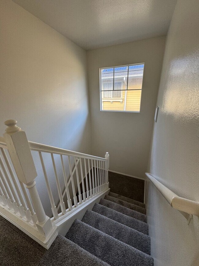 Building Photo - 87-2225-2225 Pakeke St