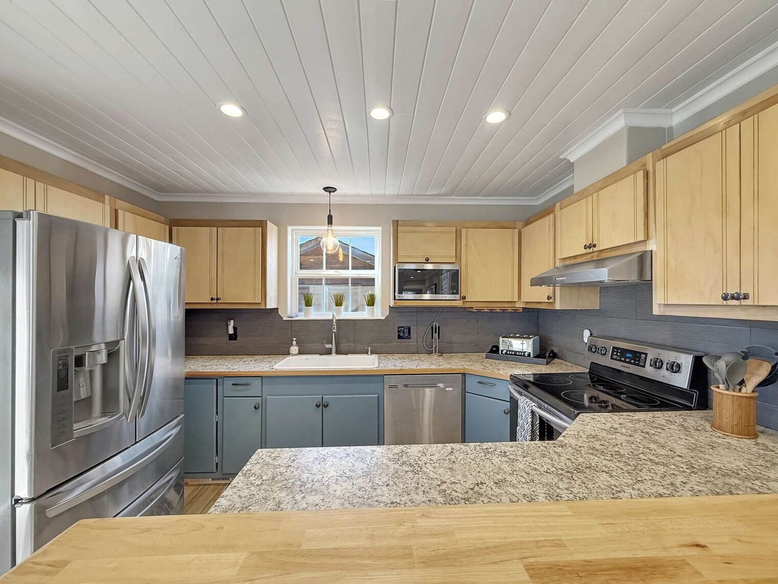 Building Photo - 237 W Alder St