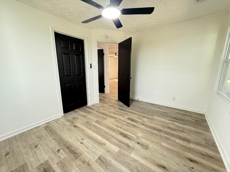 Building Photo - 2160 Dowdell Dr