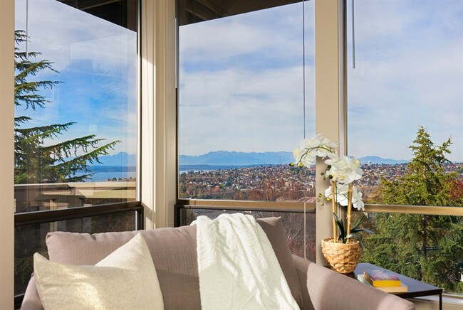 Building Photo - 1415 7th Ave W