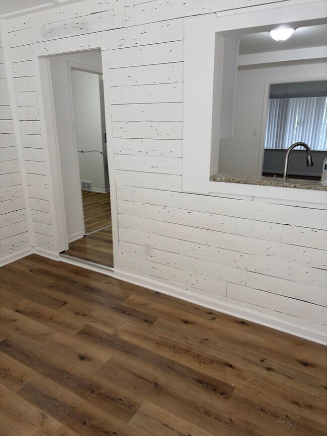 Building Photo - 4 bedroom 1 bath newly remodeled ranch in Dearborn Heights