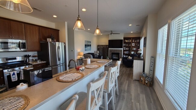 Building Photo - DON'T MISS THIS ADORABLE TWO BEDROOM CLOSE...