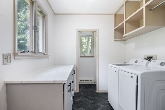 Building Photo - 5 Bed/4.5 Bath Undergrads OK Close to VT