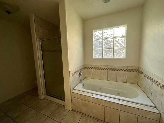 Building Photo - 3 Bedroom 2 Bathroom Home for rent in Bloo...