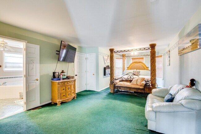 Building Photo - 14 Normandy Dr