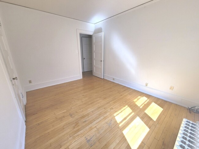 Building Photo - 2541 N Lake Dr