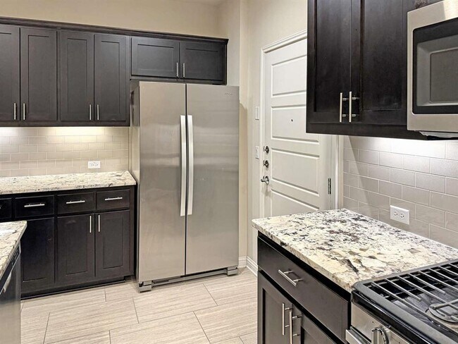 Building Photo - 13800 Lyndhurst St