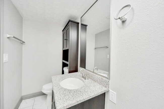 Building Photo - 4503 Hollybrook Ln