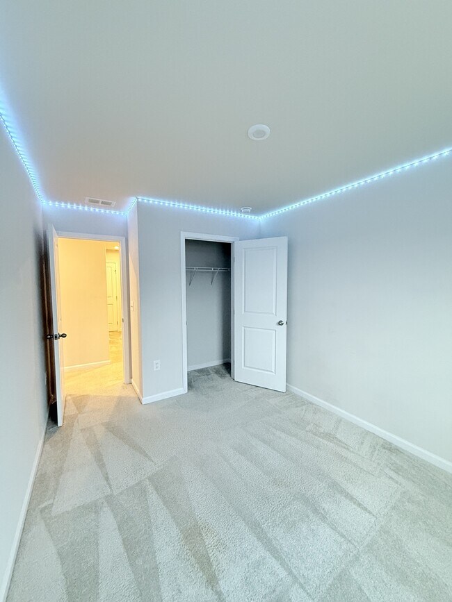 Building Photo - 400 el Camino Dr