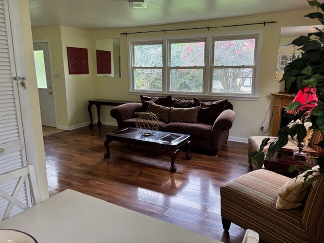 Building Photo - Knoxville 37921 - 3 bedroom, 1 Bath Upstairs Unit,  - Contact Troy Adams (865) 233-6949