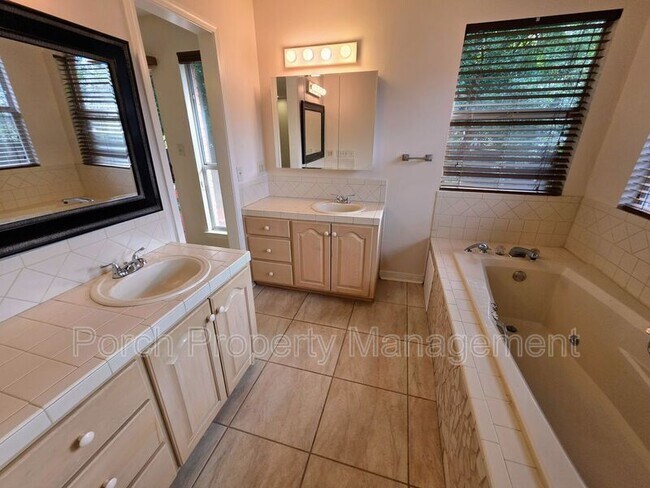 Building Photo - 303 Shoreline Dr