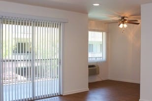 bright living & dining areas - Newcastle