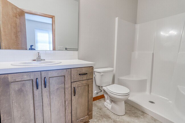 Building Photo - Beautiful 2 Bedroom 2.5 Bathroom Duplex in Great Washougal Location! Beautiful Finishes!
