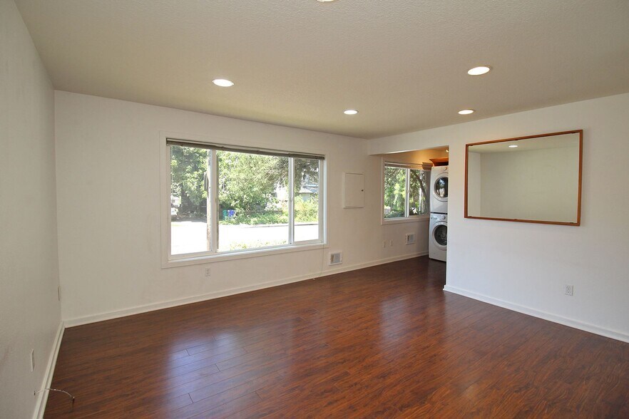 Building Photo - 4232-4232 SE Cesar Estrada Chavez Blvd