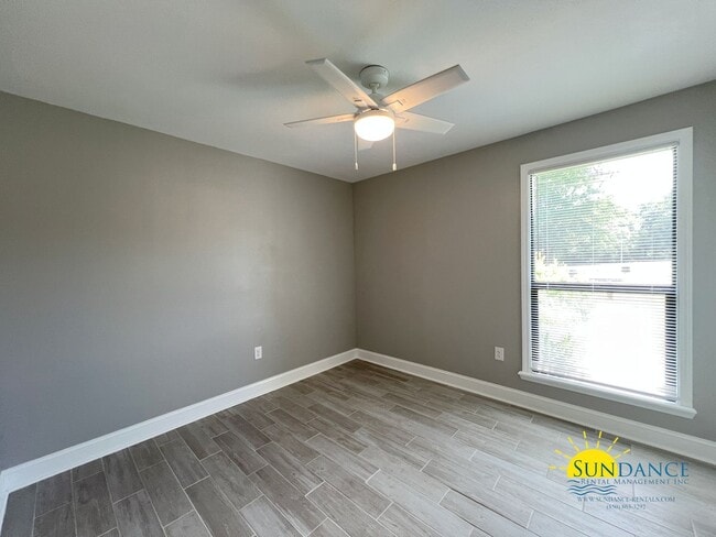 Building Photo - Inviting 3 Bedroom Home in Crestview Near Downtown & I-10!