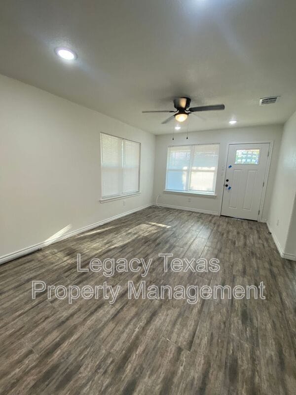 Building Photo - 702 S Wilhite St