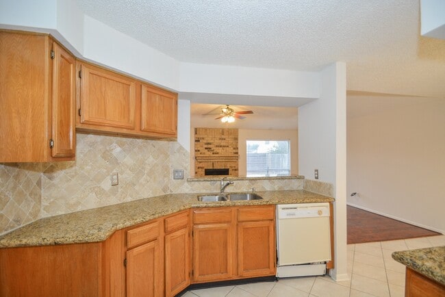 Building Photo - 3015 Sam Houston Dr