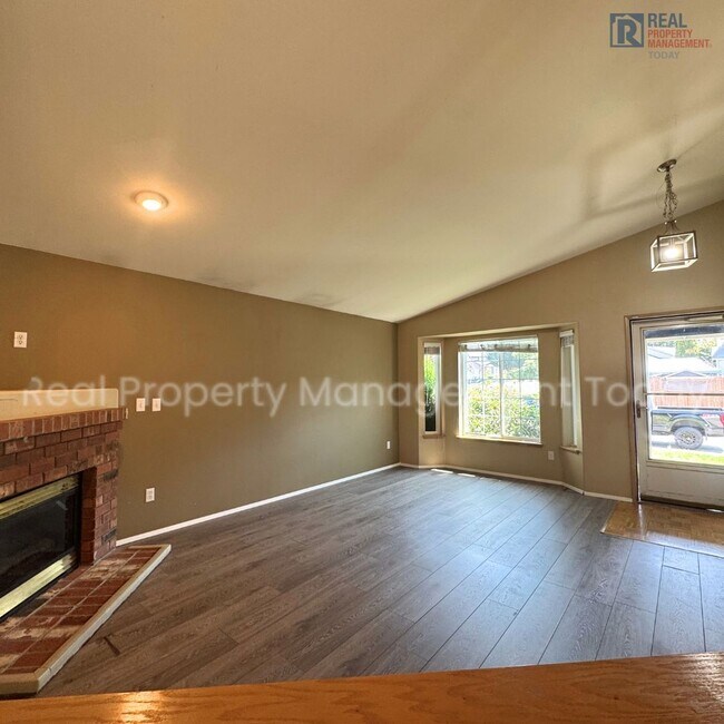 Building Photo - Great 3 bedroom home available NOW Close T...