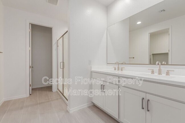 Building Photo - 9416 E Spiral Ave