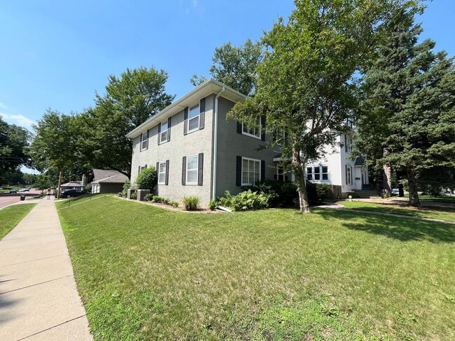 Building Photo - 2 Bed/1 Bath Apartment Overlooking McKennan Park!