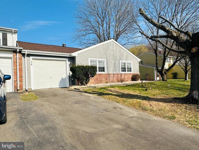 Building Photo - 319 Canterbury Ct