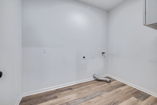 Building Photo - Like-New 4BR, 2.5BA Home with Privacy Fenc...